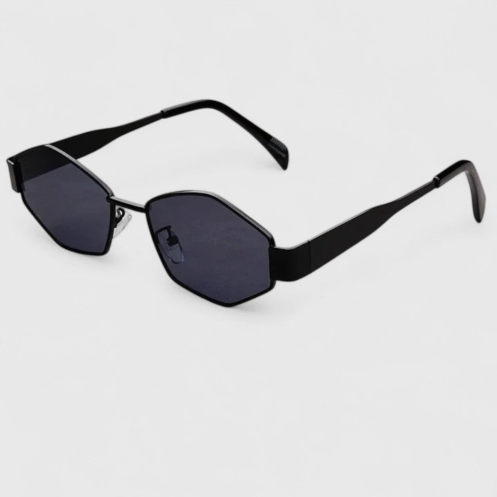 "Makynna | Πολυτελή Γυαλιά Ηλίου" can be rewritten as "Makynna | Luxe Sunglasses".