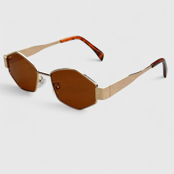 "Makynna | Πολυτελή Γυαλιά Ηλίου" can be rewritten as "Makynna | Luxe Sunglasses".