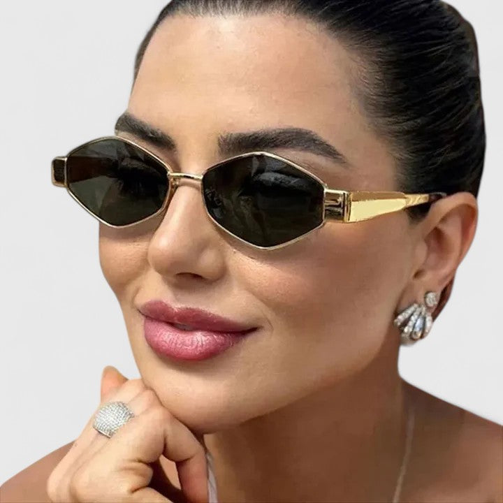 "Makynna | Πολυτελή Γυαλιά Ηλίου" can be rewritten as "Makynna | Luxe Sunglasses".