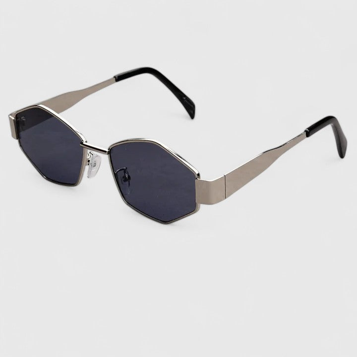 "Makynna | Πολυτελή Γυαλιά Ηλίου" can be rewritten as "Makynna | Luxe Sunglasses".