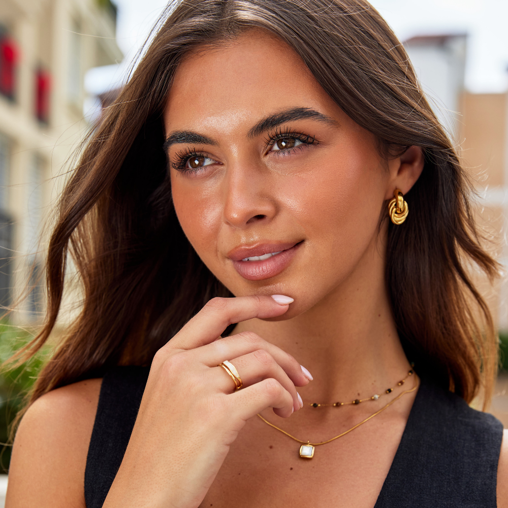 Beatrix – Goldener Bandring mit schlichter Silhouette.