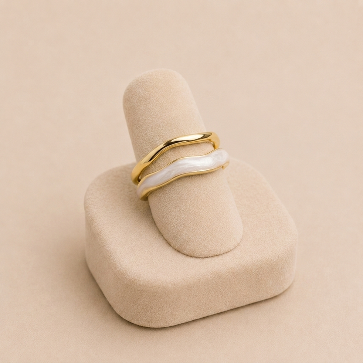 Beatrix – Goldener Bandring mit schlichter Silhouette.