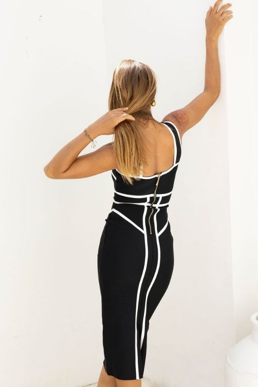 "Suki - Κλασικό Μαύρο Φόρεμα" can be rewritten as "Suki - Classic Black Dress".